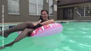 jezzies-first-wetlook-falls-in-the-pool_