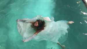wet-wedding-bride-falls-in-the-pool_2.jp
