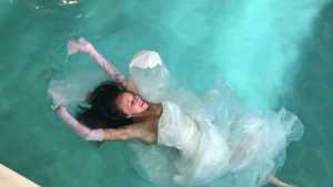 wet-wedding-bride-falls-in-the-pool_3.jp