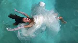 wet-wedding-bride-falls-in-the-pool_4.jp