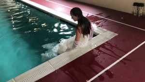 wet-wedding-bride-falls-in-the-pool_5.jp