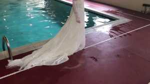 wet-wedding-bride-falls-in-the-pool_6.jp